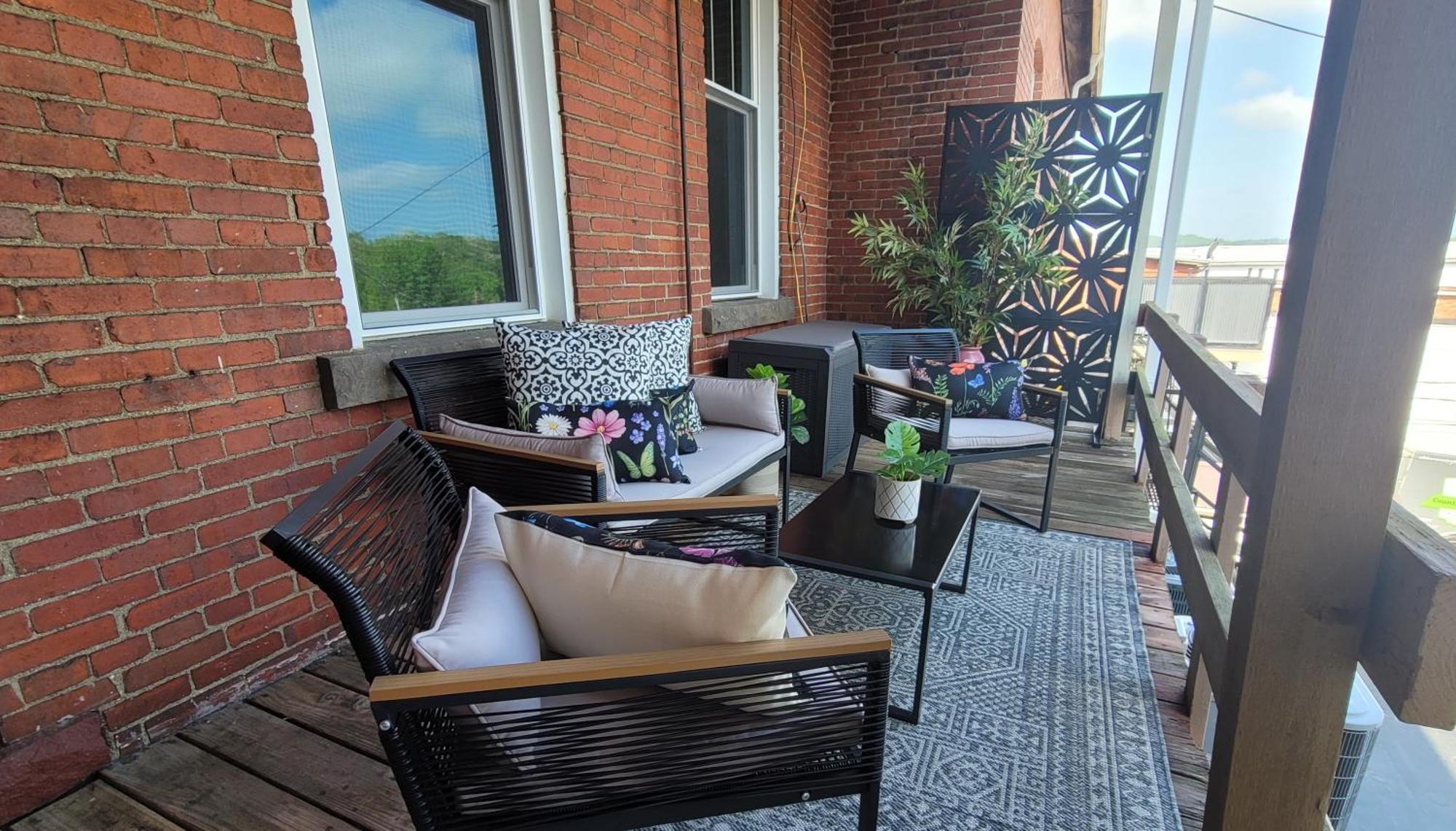 Chic Dowtown Escape-Walk To Shops & Dining - Oh Amish Country Millersburg Eksteriør bilde